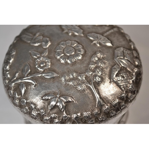 333 - An Indian white metal tea caddy with hammered decorations c.1900 - 3.67 ozt - 3