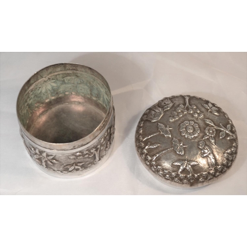 333 - An Indian white metal tea caddy with hammered decorations c.1900 - 3.67 ozt - 3