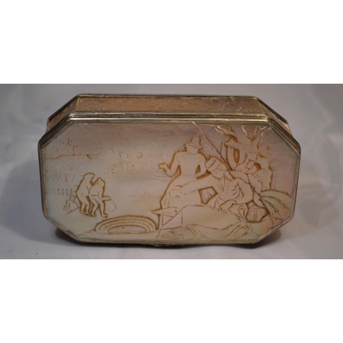 343 - A late 18th or early 19th century Chinese export silver and Mother of Pearl snuff box with decoratio... 