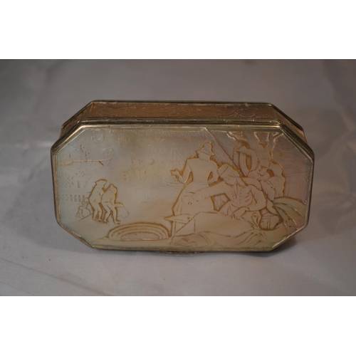 343 - A late 18th or early 19th century Chinese export silver and Mother of Pearl snuff box with decoratio... 