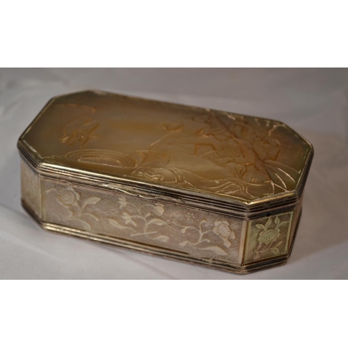 343 - A late 18th or early 19th century Chinese export silver and Mother of Pearl snuff box with decoratio... 