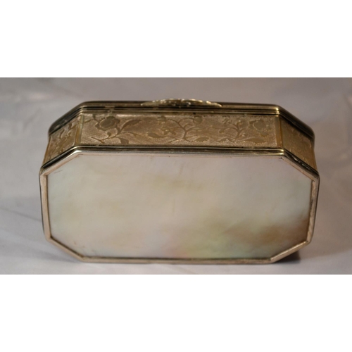 343 - A late 18th or early 19th century Chinese export silver and Mother of Pearl snuff box with decoratio... 