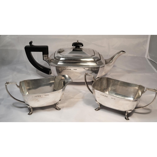 344 - A silver 3 piece tea set - Birmingham 1930 by Roberts & Dore - Total weight 1223g