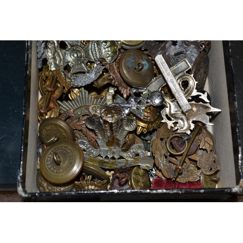 101 - A collection of military badges to include a Valise badge