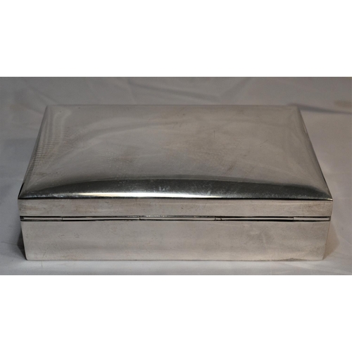 326 - An Arabic 900 silver cigarette case - total weight 552g - 6.5