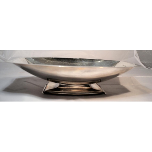 300 - An Art Deco period solid silver fruit bowl - Sheffield 1934 by Wilson & Gill - 15.56 ozt -approx 11