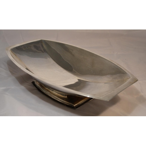 300 - An Art Deco period solid silver fruit bowl - Sheffield 1934 by Wilson & Gill - 15.56 ozt -approx 11