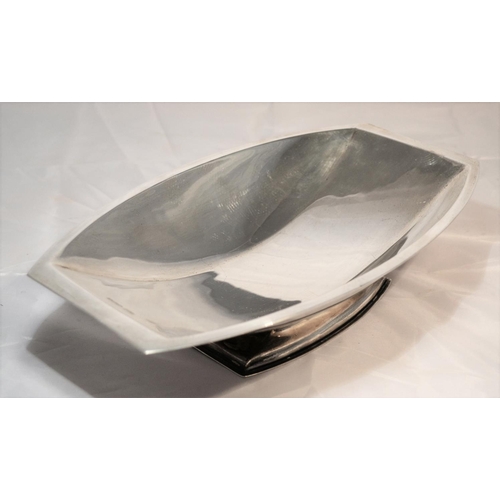 300 - An Art Deco period solid silver fruit bowl - Sheffield 1934 by Wilson & Gill - 15.56 ozt -approx 11