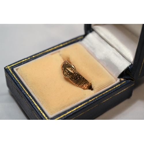 363 - A 9ct gold buckle ring - London 1949 - approx size O