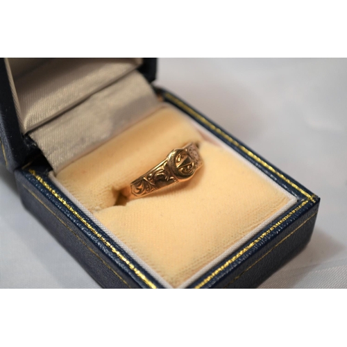 363 - A 9ct gold buckle ring - London 1949 - approx size O