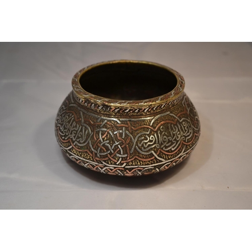 377 - An early 20th century Islamic Cairoware pot