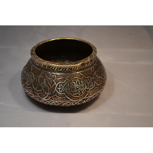 377 - An early 20th century Islamic Cairoware pot