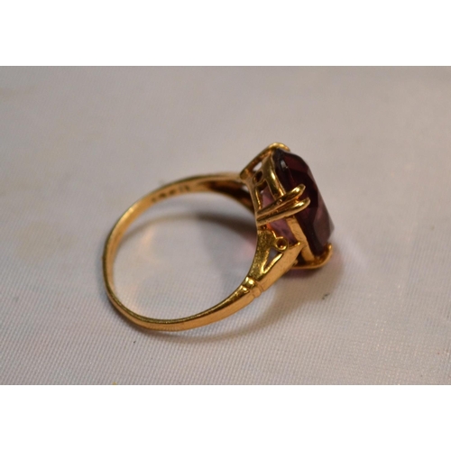 396 - A 9ct gold cocktail ring approx size L 1/2