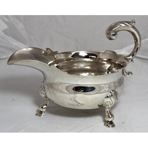 369 - A Georgian silver sauce boat - London 1737 by Gabriel Sleath - 13.55 ozt - 7