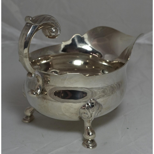 369 - A Georgian silver sauce boat - London 1737 by Gabriel Sleath - 13.55 ozt - 7