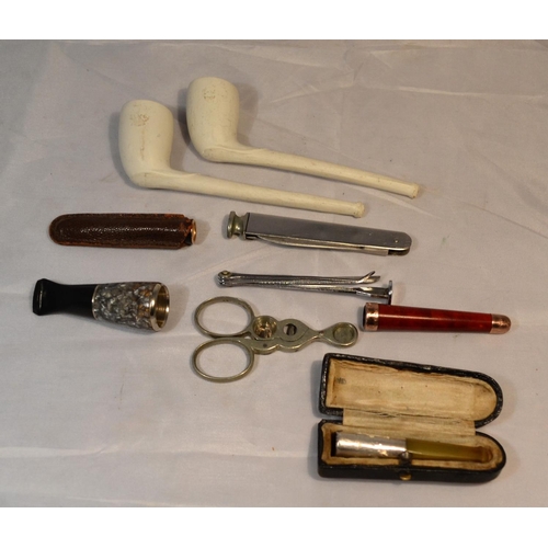 442 - A collection of smoking related items to include a 9ct gold mounted cheroot holder