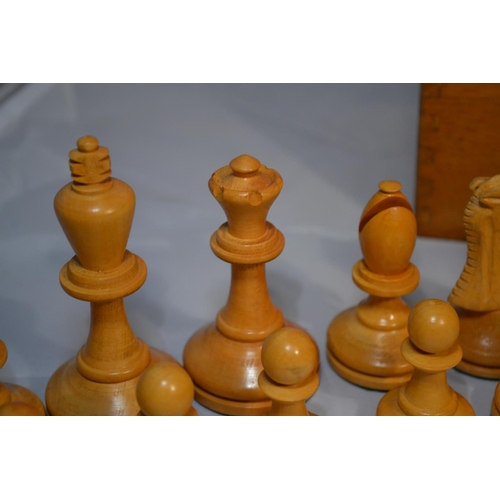 451 - A vintage good quality weighted Staunton pattern chess set in original box with book