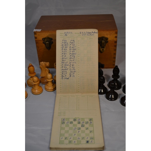 451 - A vintage good quality weighted Staunton pattern chess set in original box with book