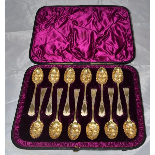 467 - A set of 12 silver gilt embossed berry or preserve spoons in original leather case - London 1883 by ... 