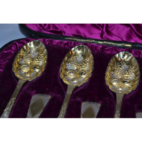 467 - A set of 12 silver gilt embossed berry or preserve spoons in original leather case - London 1883 by ... 