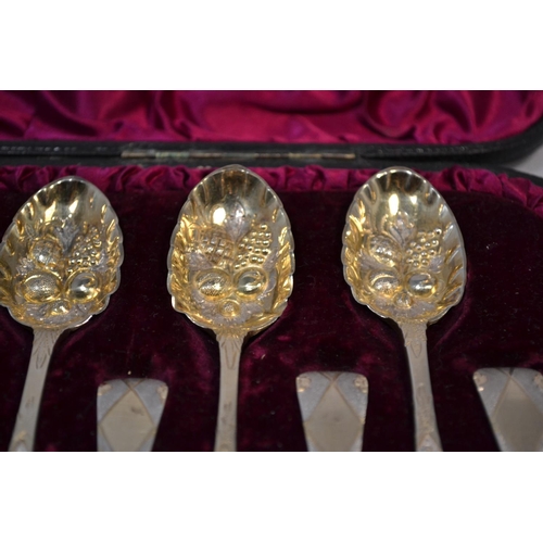 467 - A set of 12 silver gilt embossed berry or preserve spoons in original leather case - London 1883 by ... 