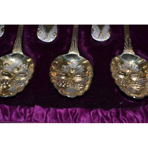 467 - A set of 12 silver gilt embossed berry or preserve spoons in original leather case - London 1883 by ... 