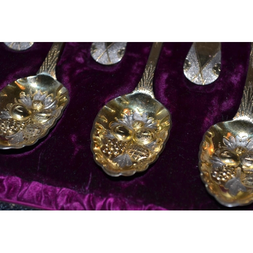 467 - A set of 12 silver gilt embossed berry or preserve spoons in original leather case - London 1883 by ... 