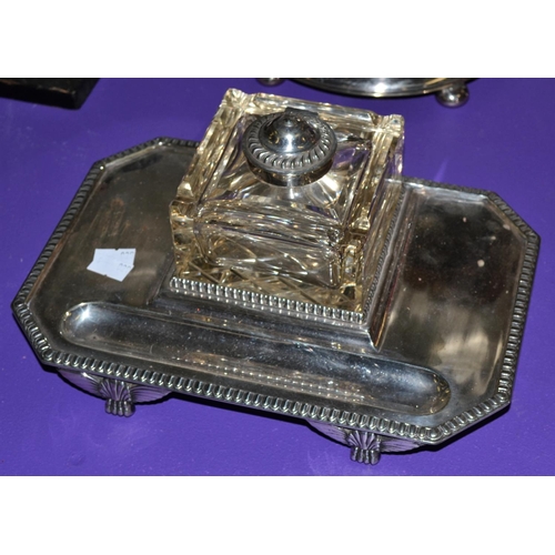 473 - A good quality early 20th century silver plate and glass inkwell stand by Walker & Hall