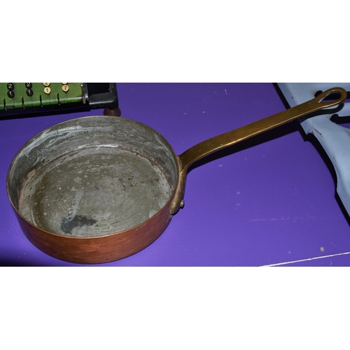 167 - A heavy Victorian copper frying pan with brass handle