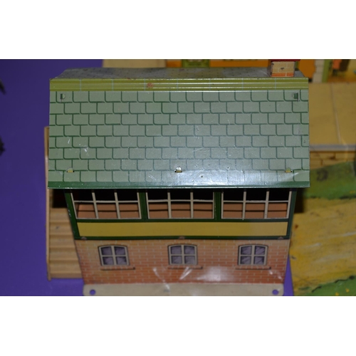 271 - A quantity of vintage Hornby tin plate buildings, a crane and 2 signals