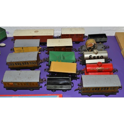 273 - 14 vintage O gauge tin plate train carriages etc