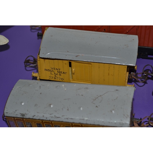 273 - 14 vintage O gauge tin plate train carriages etc