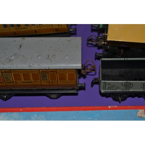 273 - 14 vintage O gauge tin plate train carriages etc