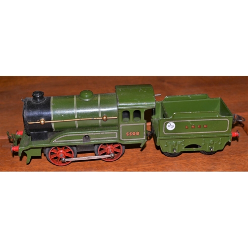 279 - A Hornby clockwork train 5508 - LNER livery