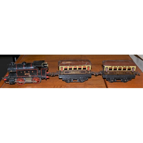 280 - A Hornby clockwork toy train and 2 carriages - Marjorie and LNER 826