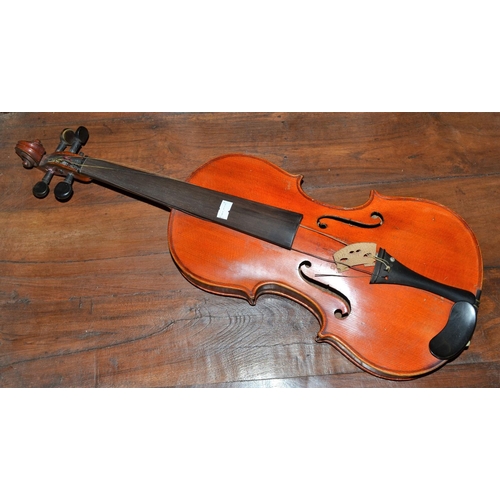 281 - A vintage violin in case with a bow