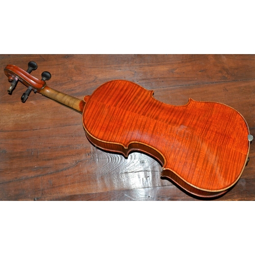 281 - A vintage violin in case with a bow