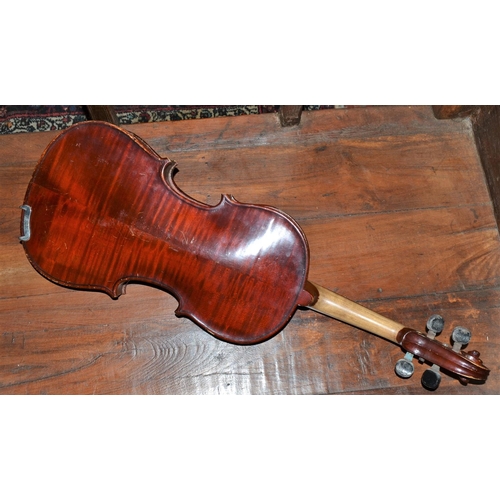 282 - A vintage good quality violin with a 2 piece back in a case with 3 bows