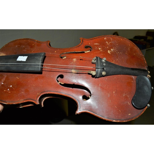 282 - A vintage good quality violin with a 2 piece back in a case with 3 bows