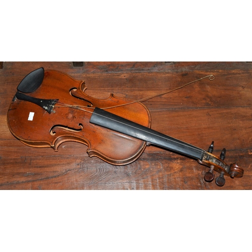 286 - A good quality vintage violin with a one piece back - case and bow