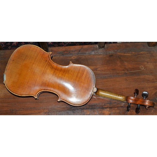 286 - A good quality vintage violin with a one piece back - case and bow