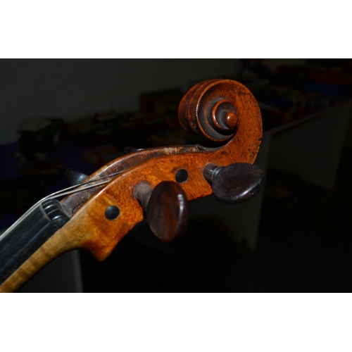 286 - A good quality vintage violin with a one piece back - case and bow