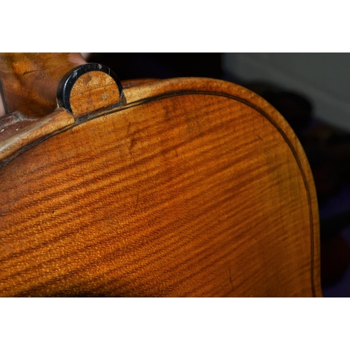 286 - A good quality vintage violin with a one piece back - case and bow