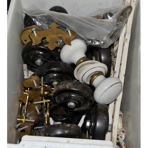 219a - Tub of drawer handles etc