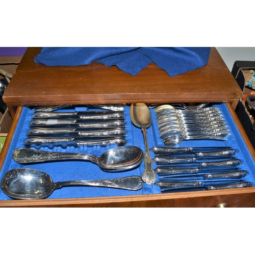 313 - An extensive boxed vintage cutlery set