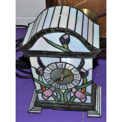 357 - Vintage glass Tiffany style mantle clock