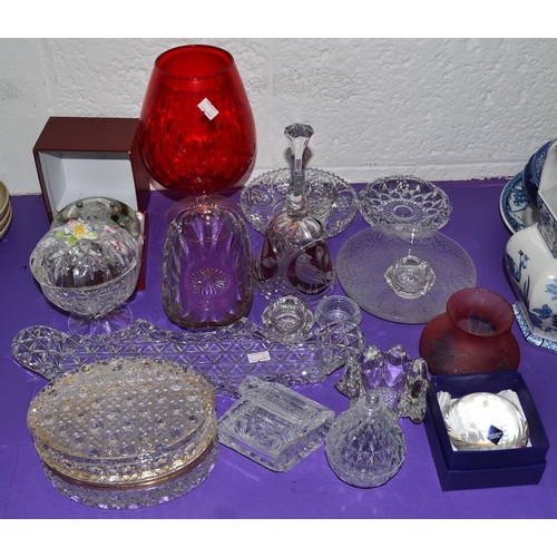 404 - Collection of glassware to include an Edinburgh Crystal paperweight