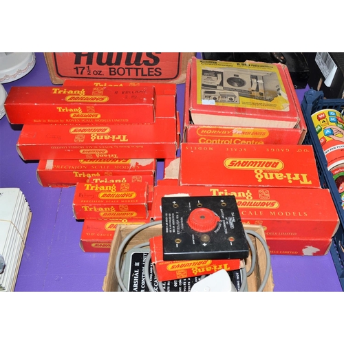 477 - A large quantity of Triang OO gauge railway items in boxes