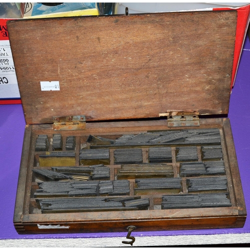 494 - A large quantity of vintage printing plates in a wooden box