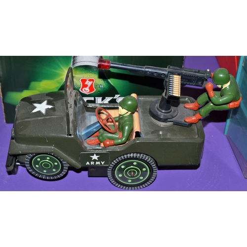 498 - Vintage Japanese tin plate Army Jeep and gunners by Modern Toys